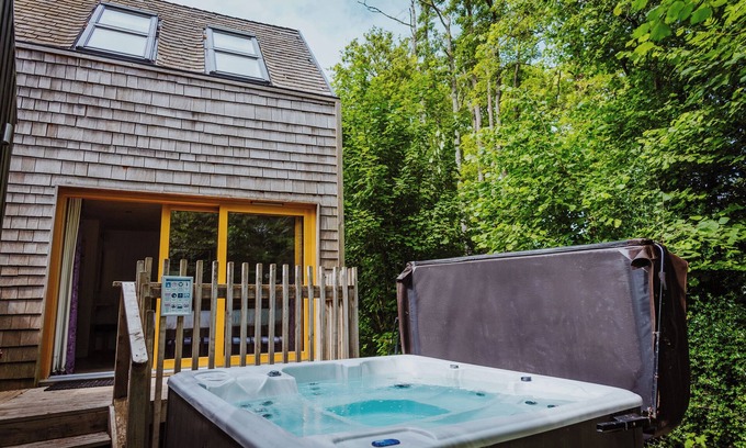 Corfe Castle Cottage | LODGE 17, pet friendly, with hot tub in Corfe Castle