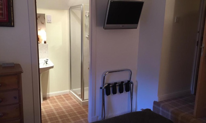 Bridgend of Lintrathen Bed & Breakfast | Lodge at Lochside