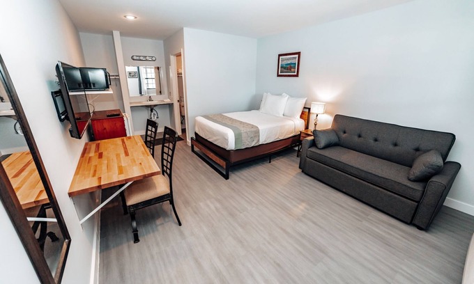 Spring City Hotel | Lodge Studio Suite Room