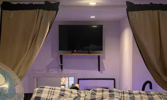 Wilmersdorf Apartment | Loft bed apartment in welcoming Berlin with WiFi, AC, washer,