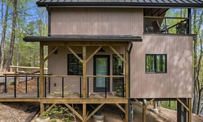 Alexander House | Lofty Ledges Hangout at French Broad River Farms