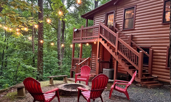 East Ellijay Cabin | Log Cabin : hot tub, pool table, Pac-Man, double decks-kids & dog friendly