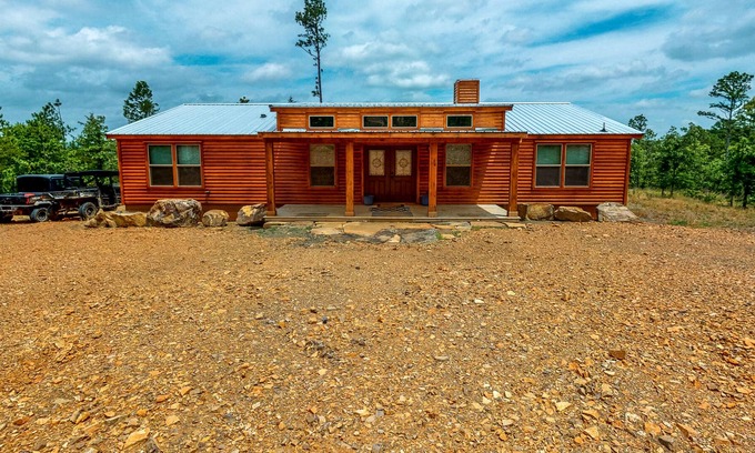 Stringtown House | Log cabin in the woods - channel access, kayaks, canoe, firepit, dog-friendly