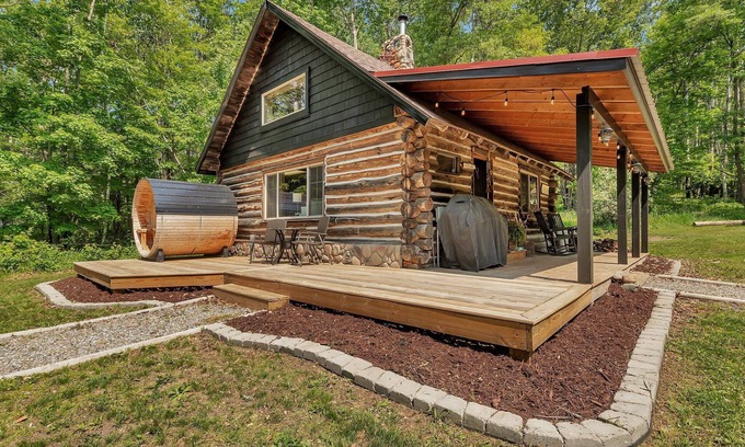 Pillager House | Log Cabin in the Woods. Sauna. Wood Fireplace. Pet Friendly.