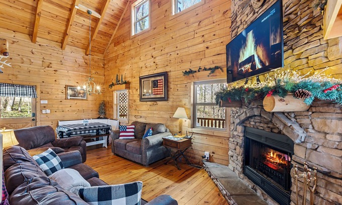 Knoxville Cabin | Log Cabin near UTK, FP, Hot tub, Firefighter game room, fishing, trails, Pets OK