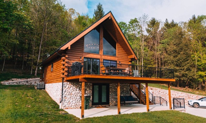 New Philadelphia Cabin | Log Cabin on 95-acres with 2 private lakes