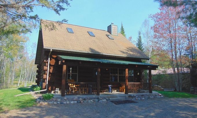 Florence Cabin | Log cabin on beautiful Keyes Lake