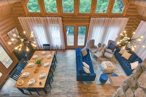Labelle Ski Chalet | LOG CABIN w HOT TUB, BEACH access, near of TREMBLANT