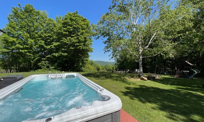 Clemons Cabin | Log Cabin w/Hot Tub minutes to Lake George Marina