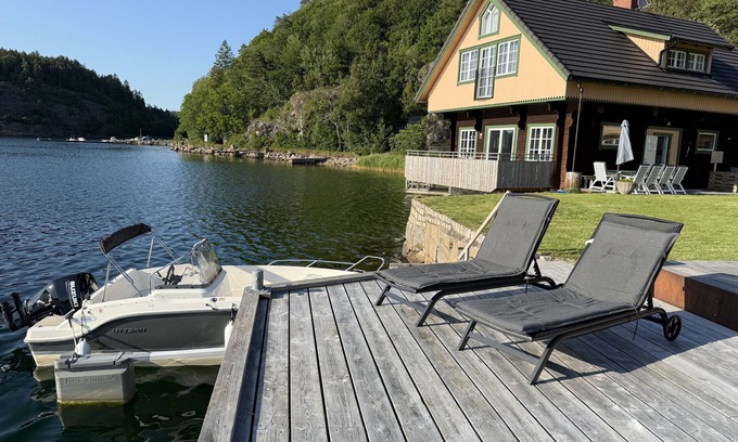 Torreby Ski Chalet | Log cabin with pool, sauna and boat by Torreby Castle | SE09080