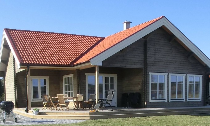 Kopparberg House | Log cottage by the lake to a high standard