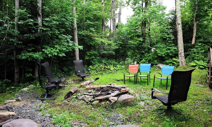 Hunter House | Log Home with outdoor hotube Walking distance to Hunter MT