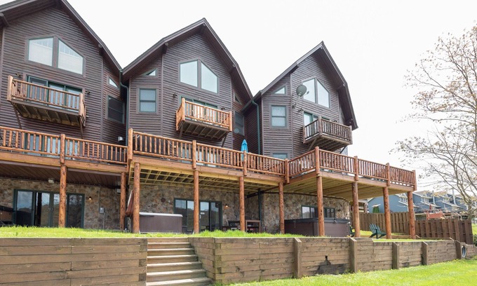 McHenry House | Log-Style Villa w/Lake Views & Theater