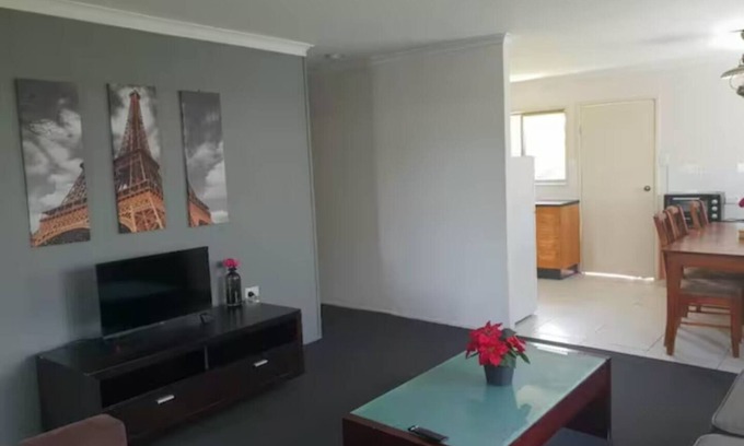 Logan Central Apartment | Logan Central Retreat 3BR Close to Brisbane & GC