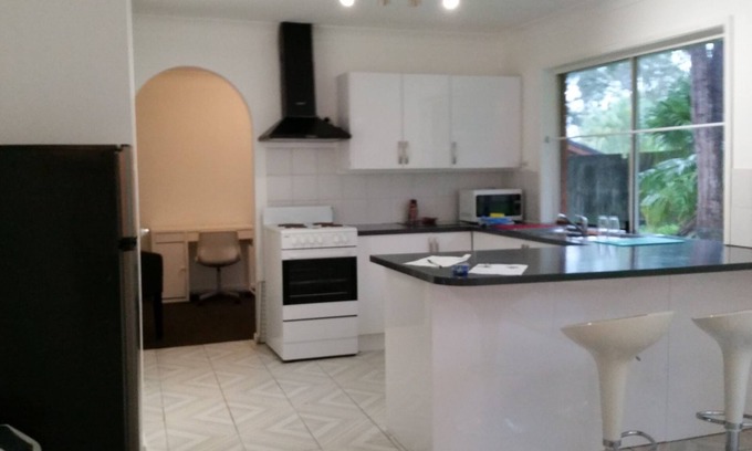 Eagleby House | Logan Hospital Dreamworld. Tamborine. upmarket area 3 bed furnished, ask pets.