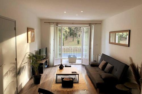 Brive-la-Gaillarde Apartment | Logement à Brive près de la campagne et centre-ville, avec parking privé, climatisation, et double balcon privé