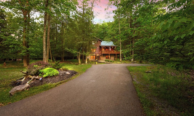 Thayerville Cabin | Logged & Loaded Cabin! 9Min to WISP! Hot tub, fire pit! Pets! EV charger!n