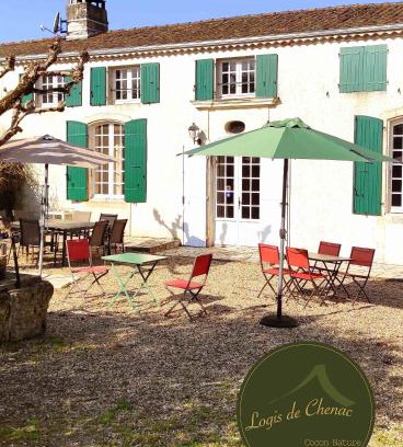 Chenac-Saint-Seurin-d'Uzet Bed & Breakfast | Logis de Chenac - Chambres et table d'hôtes