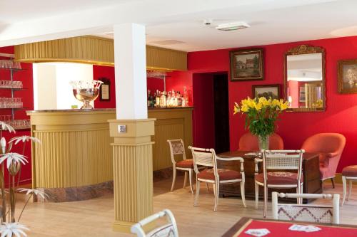 Oucques Hotel | Logis hôtel Ô en Couleur
