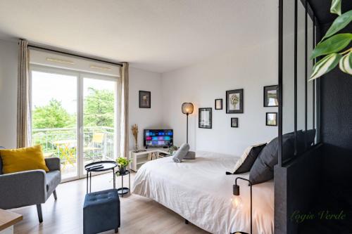 Chatellerault Apartment | Logis Verde à 5 minutes de l'autoroute A10, balcon & parking privé