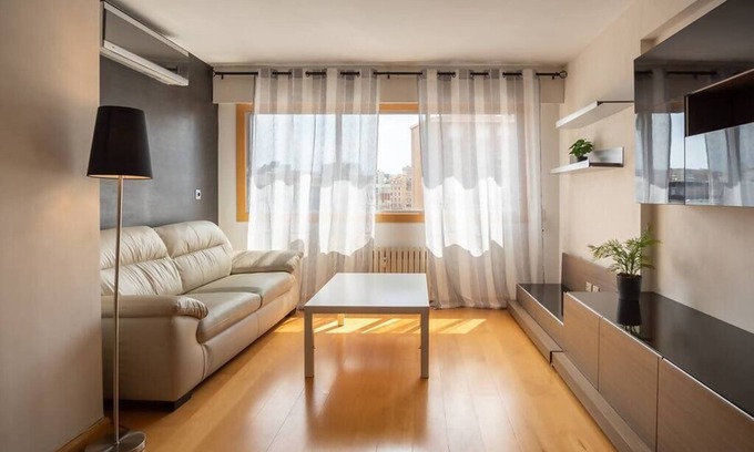 Parque de Roma Apartment | LOIRA PARQUE ROMA: Bright and Comfortable in Delicias
