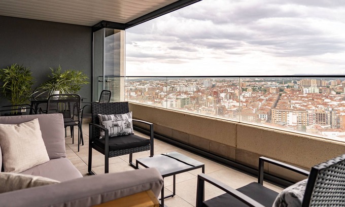 Delicias Apartment | LOIRA TORRE 2: Luxury next to the Delicias Station