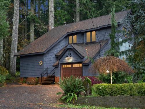 Rhododendron House | Lolowood Chalet - Modern cozy nature retreat dog friendly