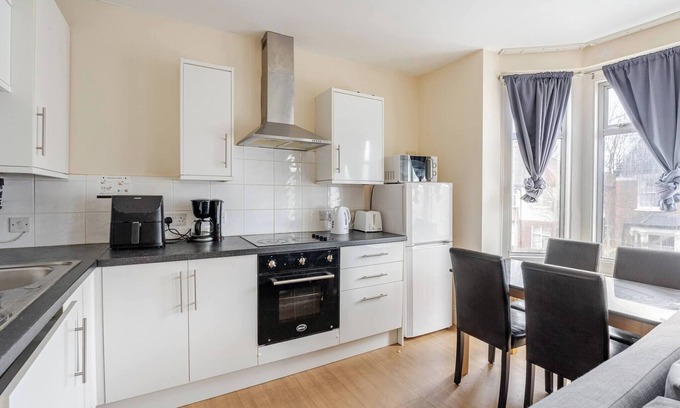 Selhurst Apartment | London 2 Bed Sleeps 5 to 6 Netflix Family Friendly