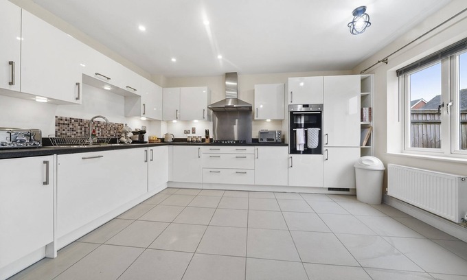 Stanwell Apartment | London Heathrow Living 4 bed 2.5 bath Serviced House with single beds