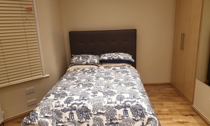Valentines Apartment | London Luxury 1 bed studio 5 mins from Ilford Stn free parking