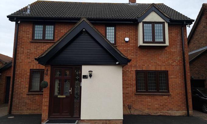 Hainault House | London Luxury 6 Bedroom Large House with 3 Bathrooms Free Parking Close to Tube