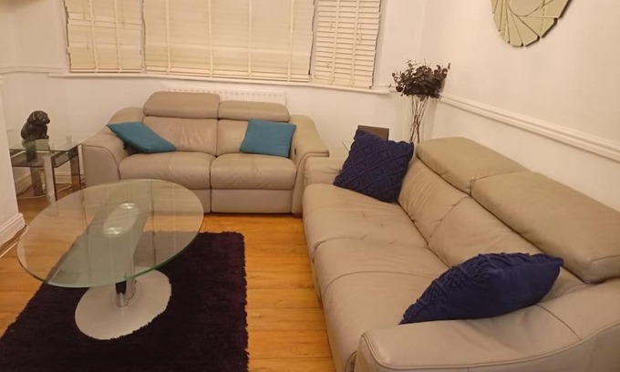 Heath Apartment | London Serviced Accommodation x RM10 x Weekly x Monthly Discount x by D6ten Homes Ltd