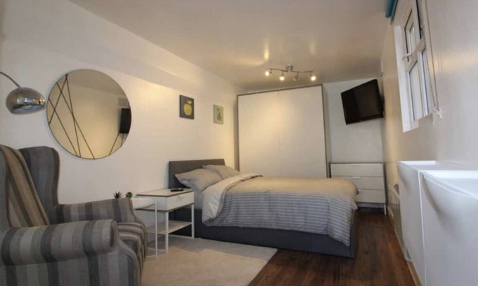 Southgate Apartment | London Studio Apt - No Sharing - Ground Floor - Private Entrance