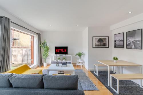 Bishop's Apartment | London Waterloo Apartment with Large Private Terrace - View of the London Eye - 1 Bedroom 1 Bath