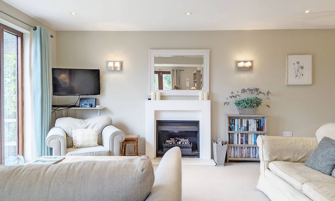 Midhurst Cottage | Long Meadow - sleeps 4 guests in 2 bedrooms