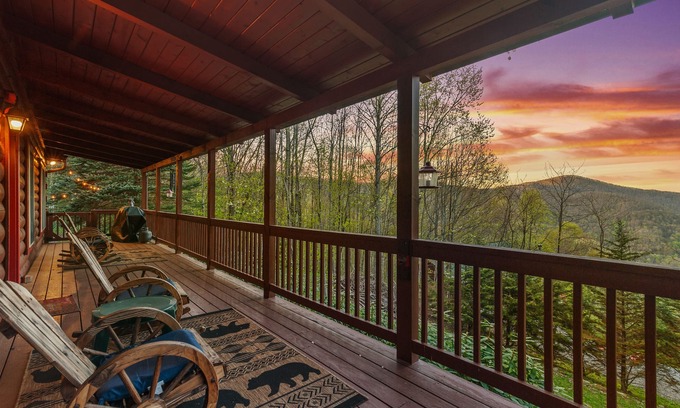 Settlers Ridge Cabin | Long Mtn. Views - Covered Porch - Rockers - Fire Pit - Gated - Clean - 5 Stars!