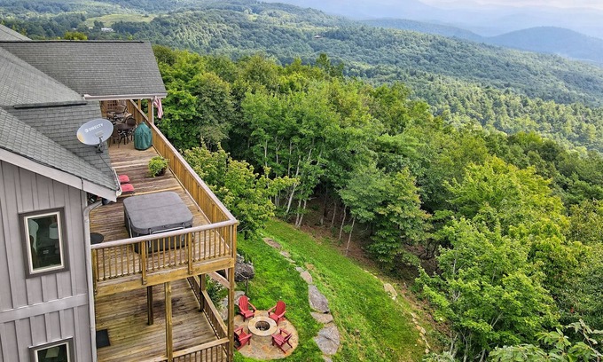 Dillard House | LONG RANGE 180 DEGREE VIEW MOUNTAIN RETREAT, DOG FRIENDLY
