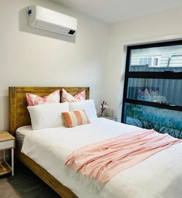 Preston Apartment | Long-Term Stays-2BR Townhouse on Bell Street, Preston, Central & Near Tram, pets welcome