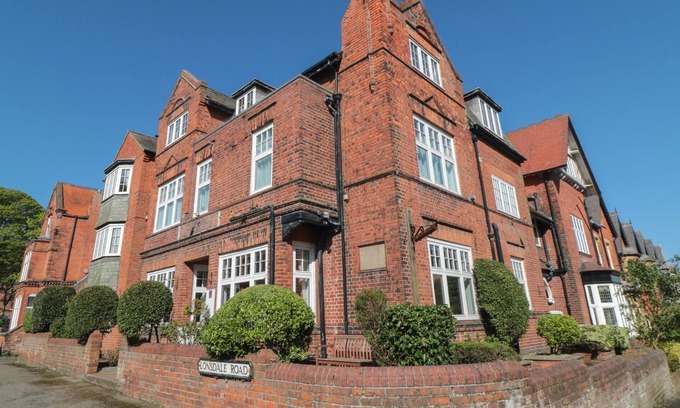 South Cliff House | LONSDALE VILLA, pet friendly, with hot tub in Scarborough