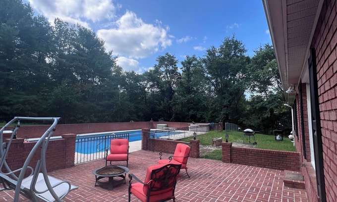 Ridgeway House | Looking for a room in a cozy house in charming Gerrardstown? AC, Wifi, heat, etc