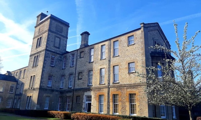 Littlemore Apartment | Looking for something special? Penthouse Apartment in Grade 2 listed Manor