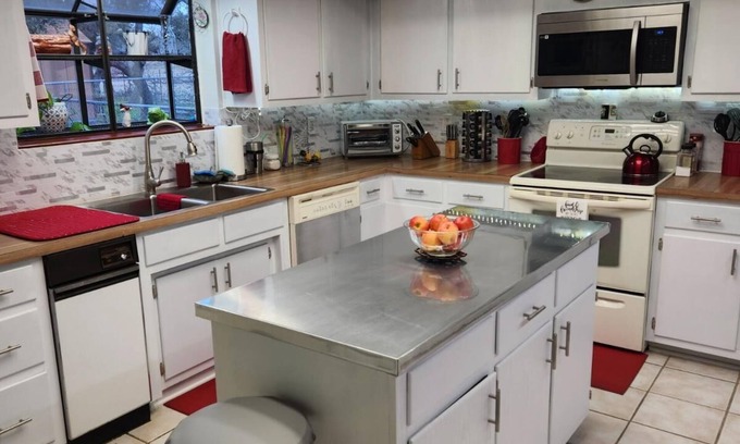 Harper House | Looking for the perfect place to view the Eclipse? Here's the pet friendly place