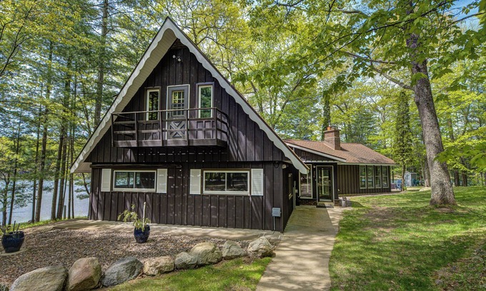 Lake Tomahawk House | Loon Landing | Quiet lakefront, sunroom, large yard, firepit, kayaks, Dogs OK