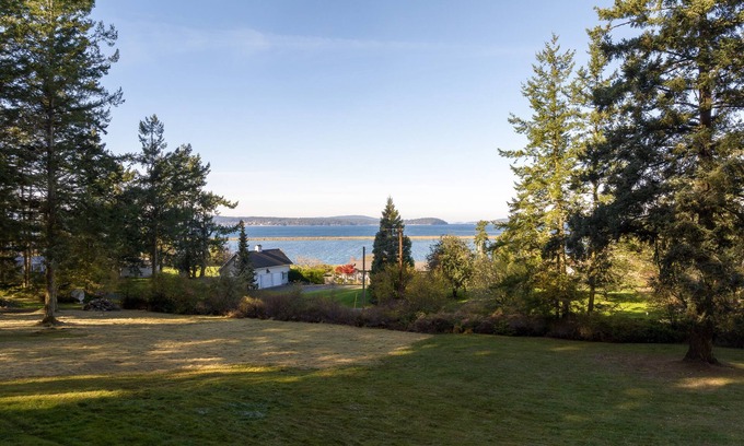 Lopez Island House | Lopez Island, Pebbles on Bayshore #308