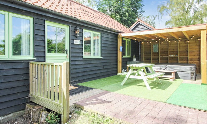 Beccles Cottage | Lord Derby, Cottage with pool & hot tub, tranquil setting,20min from Southwold