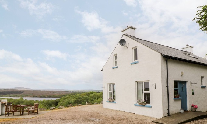 Donegal Cottage | LOUGH VIEW COTTAGE, pet friendly in Carrigart, County Donegal