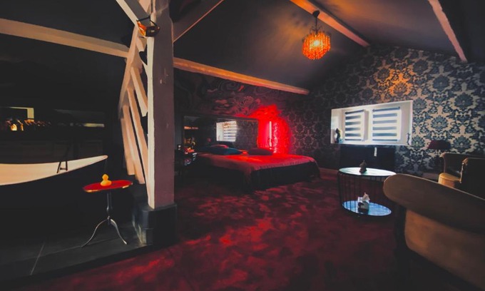 Saint-Vincent-de-Paul Bed & Breakfast | Love-Room Chic&Glam'