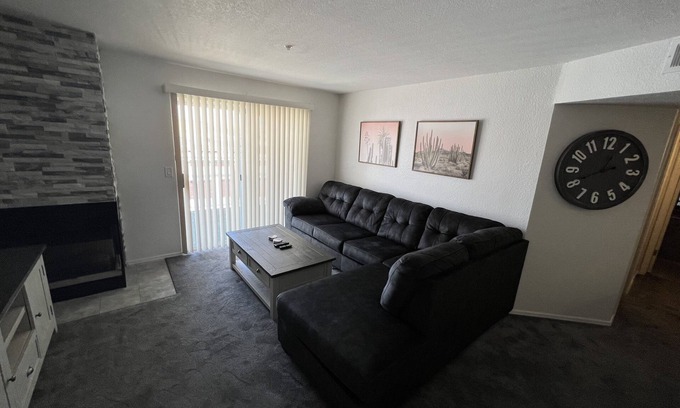 Laughlin Condo | Lovely 1 bed 1 bath just 3.5 miles from casino!