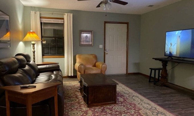 Cullman Apartment | Lovely 1 Bedroom Apartment with front door parking.