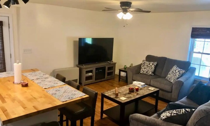 Farmingdale House | Lovely 1- bedroom rental unit with free parking